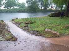 Starkregen bei Arbeitseuinsatz am Mötzlicher Teich