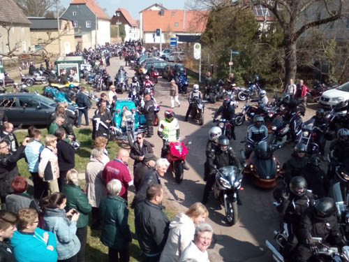 Volle Strassen beim 11. Bikertreffen in Mötzlich