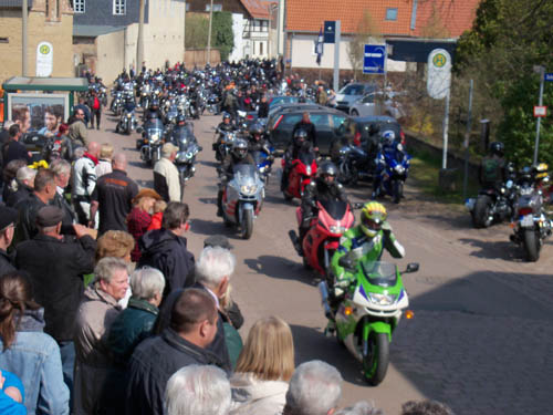 Ausfahrt nach dem Bikergottesdienst beim 11. Bikertreffen 2016 in Mötzlich