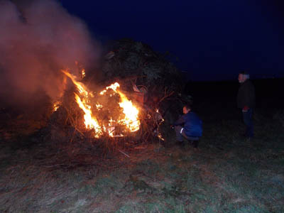 Frisch gezündetes Osterfeuer in Mötzlich