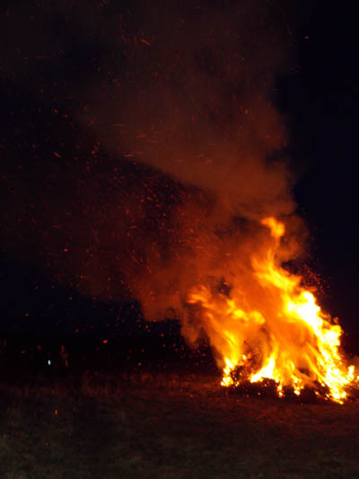 Das voll entbrannte Mötzlicher Osterfeuer 2016 am Löschteich