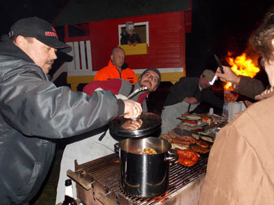 Grillmeister Mario und Thomas beim Mötzlicher Osterfeuer