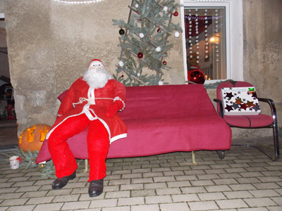 Draussen saß unser dekorativer Weihnachtsmann und empfing die Besucher