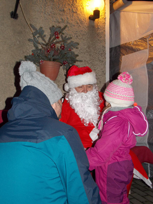 Der Weihnachtsmann mit den Kindern aus Mötzlich