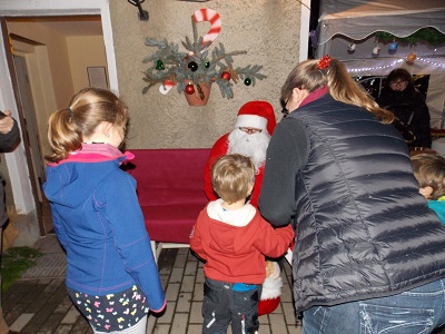 Kinder beim Weihnachtsmann