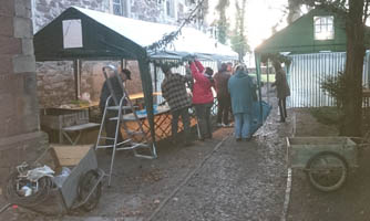 Aufbau der Stände für den Adventmarkt in Mötzlich