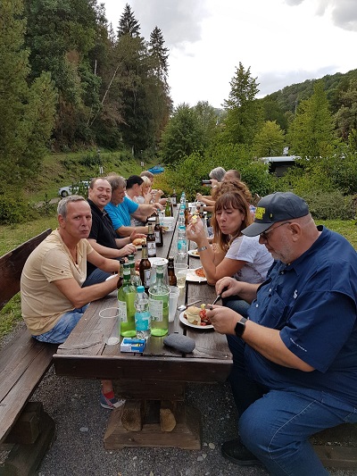 Reichlich Getränke und Essen waren vorhanden.