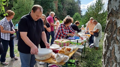 Ein Picknick auf dem Parkplatz der Waldbühne.