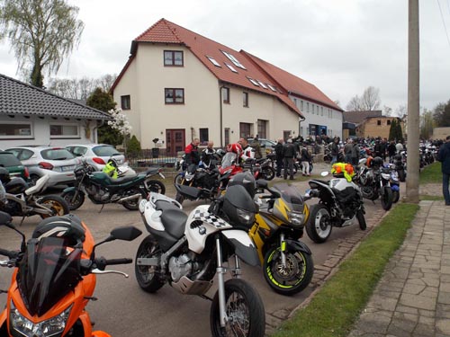 Aufgestellte Motorräder beim Mötzlicher Bikertreffen 2017