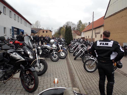 Parkplatz Autohaus Lutze voll mit Motorrädern vom Bikertreffen 2017