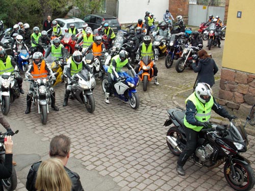 Die Motorradausfahrt in Mötzlich beginnt