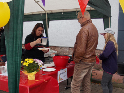 Das Versorgungszelt beim Mötzlicher Erntedankfest 2017. Es gab Waffeln, Bratwürstchen und Folienkartoffeln vom Grill