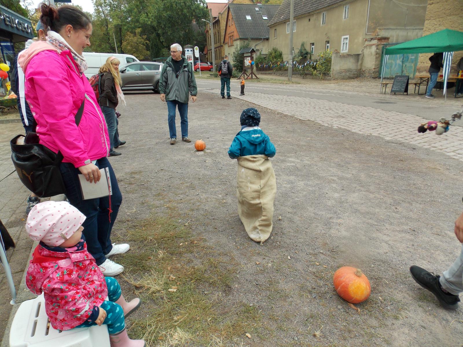 Kinder Sackhüpfen