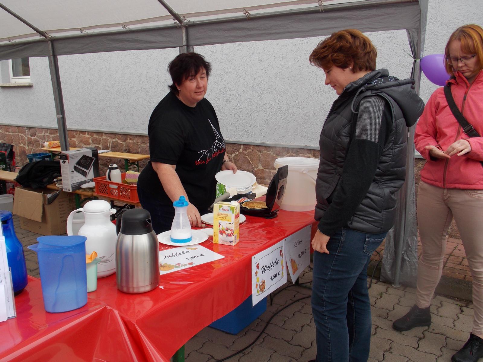 Der Waffelstand beim Erntedankfest in Mötzlich