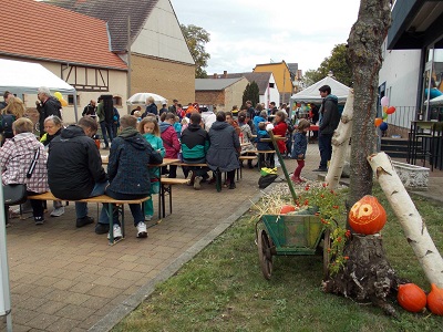 In unserem Versorgungszelt standen Curry- und Bratwurst, deftige Kürbissuppe, leckere Kartoffelpuffer, süße Zuckerwatte und duftende Waffeln auf dem Speiseplan. 