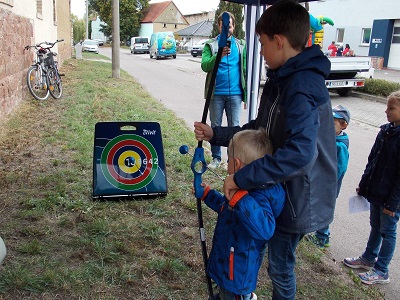 Für die Kinder gab es wieder eine Spielekarte mit der im Milchkannenzielwurf, Bogenschießen, Entenangeln, Schubkarrenwett-lauf usw. wettgeeifert werden konnte.