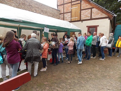 Großer Besucherandrang an den Ständen des Erntedankfest 2019 in Mötzlich