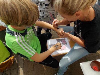 Kinderschminken beim Erntedankfest 2022 in Mötzlich