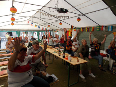 Fussball schauen im Vereinszelt 