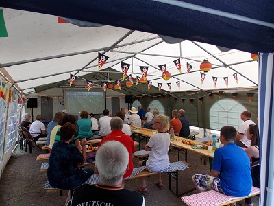 Public Viewing zur Fussball WM 2018 im Festzelt vom Verein Wir für Mötzlich e.V.