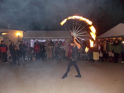 Die Feuershow von Amrei Guericke mit Tochter beim mötzlicher Mittelalterfest