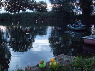 Teichfest 2016 ausgesetzte Lichter auf dem Löschteich