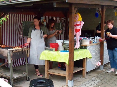 Es wurde fleissig gegrillt zum Teichfest 2019 in Mötzlich