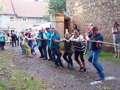 Traditionelles Tauziehen in Mötzlich