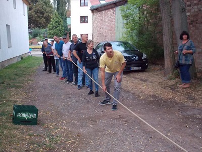 Beim traditionellen Tauziehen machen viele mit.